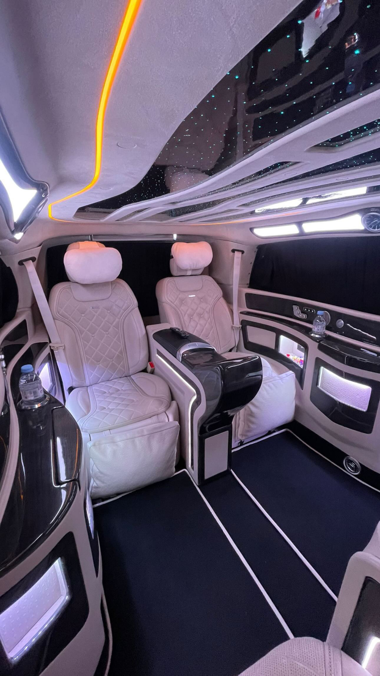 Intérieur van VIP Paris — Sièges capitaine cuir blanc et ciel étoilé Van VIP Paris — Intérieur Sprinter VIP avec sièges capitaine en cuir blanc, ciel étoilé LED et éclairage ambiant doré